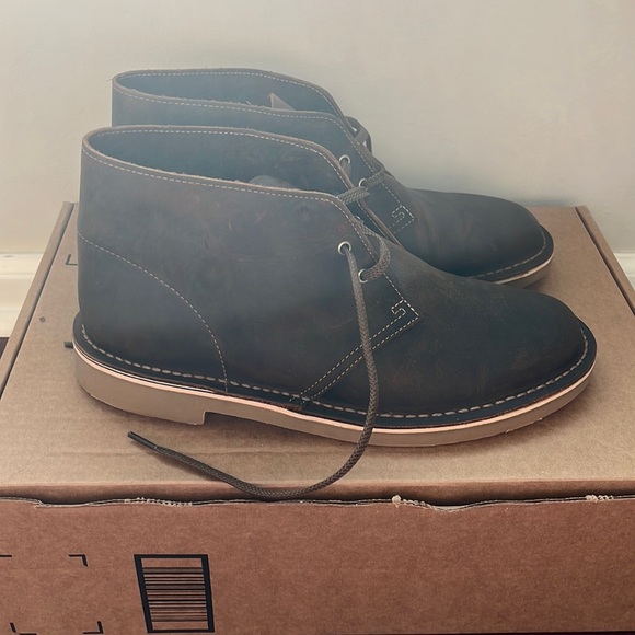 Clarks Chukka boot size 9. Beeswax color - Picture 2 of 3